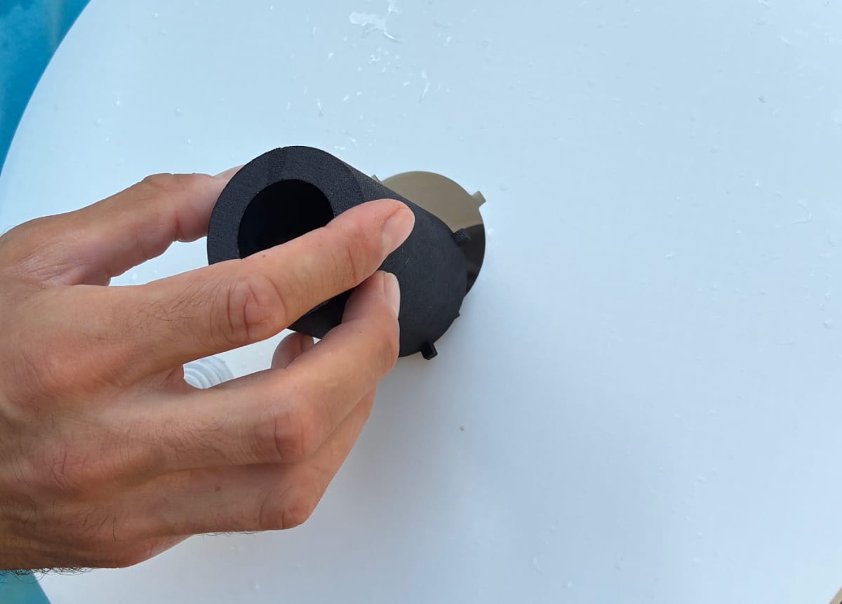 Keyed adapter fitter inserted into the plate's central bore